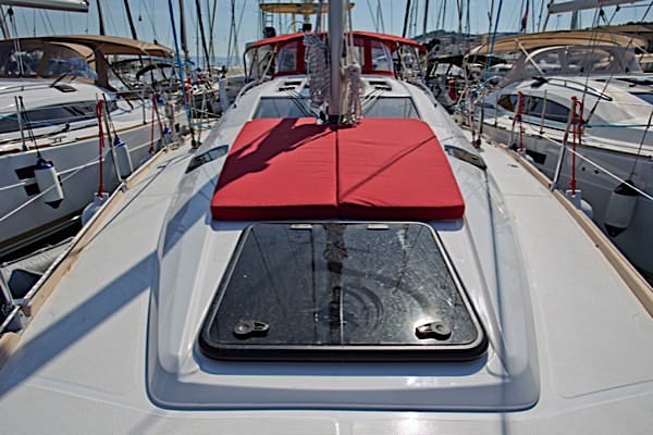 F�ren med liggplatser p� segelb�ten Elan 45